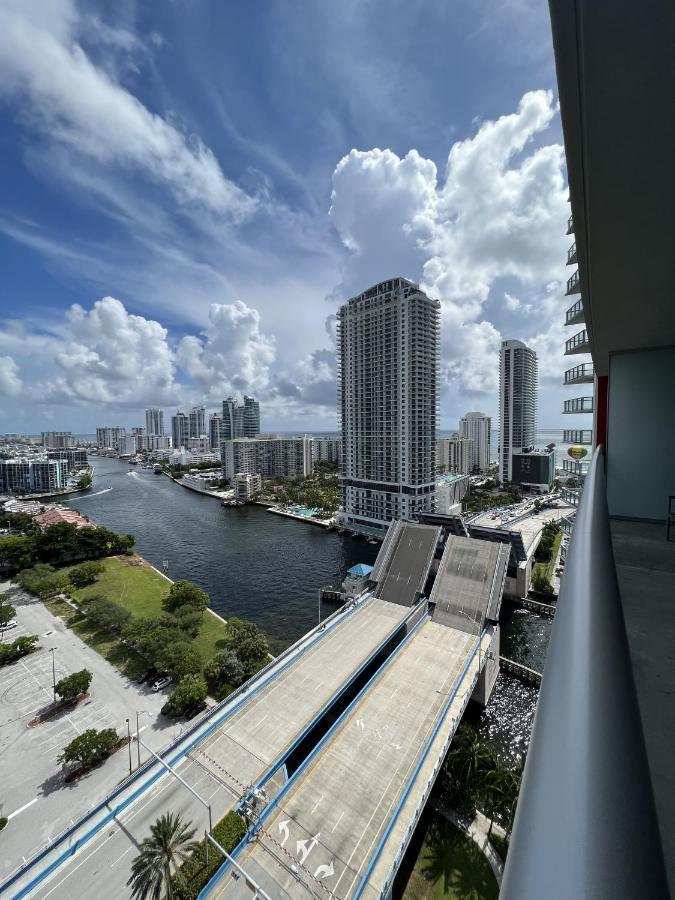 הלנדל ביץ' 23Rd Floor Luxury & Spacious Beachwalk Resort Apartment With Amazing View מראה חיצוני תמונה