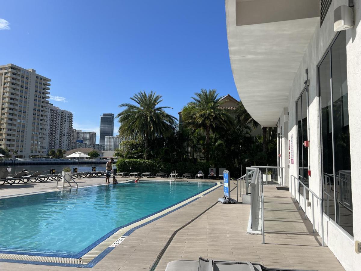 הלנדל ביץ' 23Rd Floor Luxury & Spacious Beachwalk Resort Apartment With Amazing View מראה חיצוני תמונה