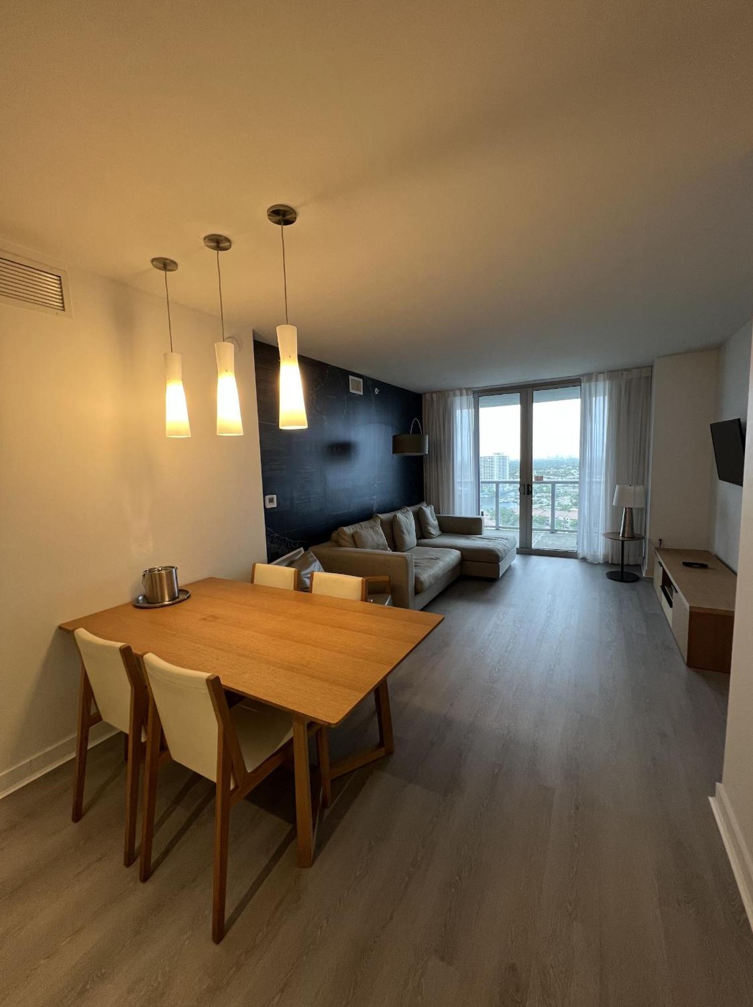 הלנדל ביץ' 23Rd Floor Luxury & Spacious Beachwalk Resort Apartment With Amazing View מראה חיצוני תמונה